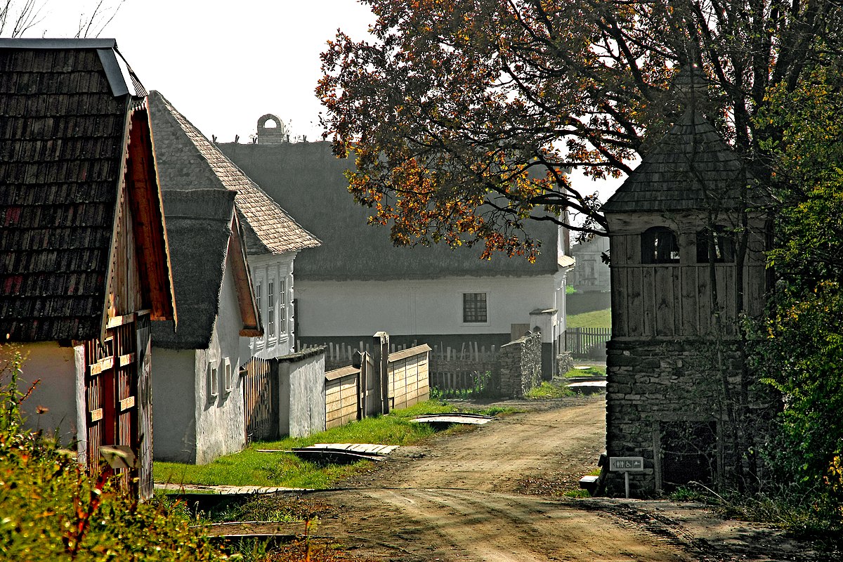 Landscape houses, associations preserving traditions, folk dance groups present themselves in the Szentendre Skanzen – Dunakanyar Region