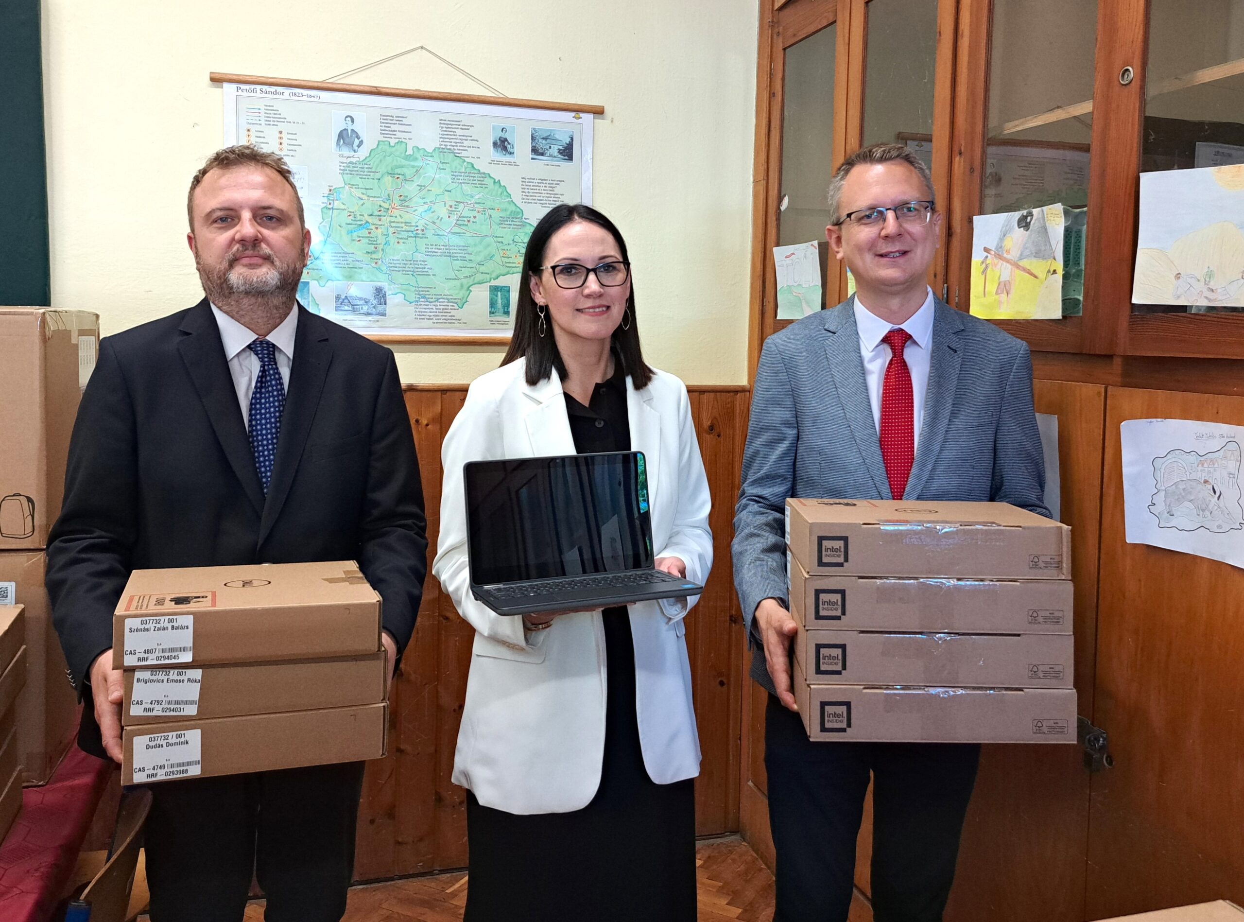 193,000 college students nationwide, 22,490 in Pest County and 844 in Vác obtained free laptops