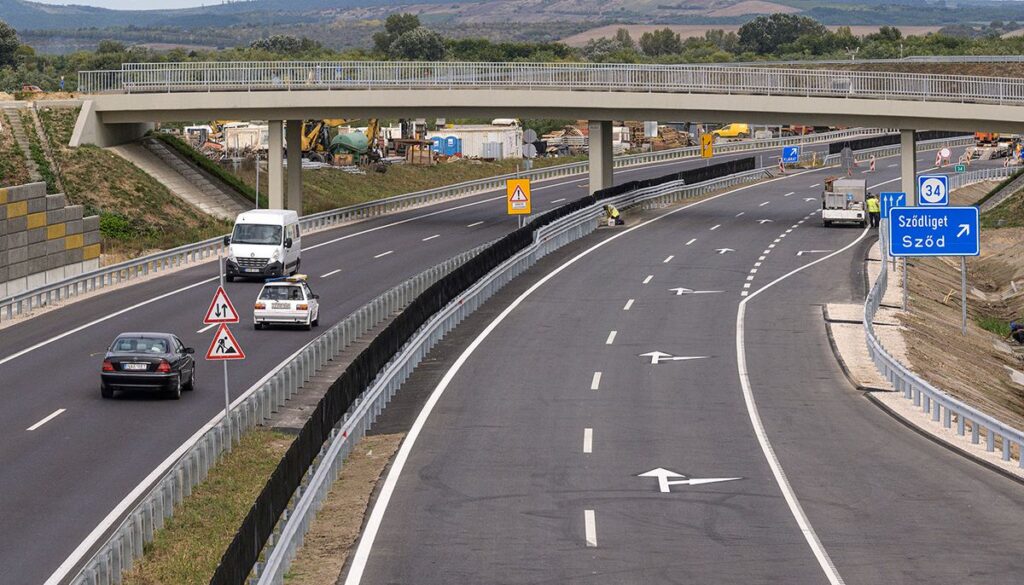 One of the junctions at the M2 – Dunakanyar Section is partially closed